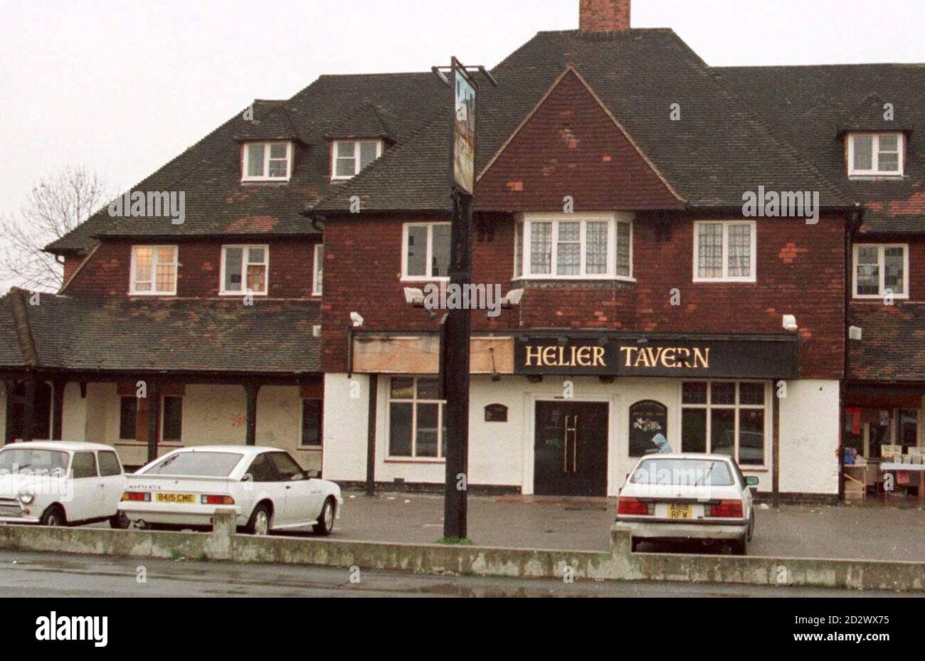 Die St. Helier Tavern in Carshalton, S London, steht vor dem Abriss, nachdem ein Polizist sie den örtlichen Richtern als "die gefährlichste Kneipe Großbritanniens" beschrieb. Allein in den letzten zehn Jahren war es Schauplatz eines versuchten Mordes, einer Tötung, Zerstückelung und Beerdigung, Erschießungen und einer Reihe betrunkener Schlägereien. Jetzt haben sich die örtlichen Richter geweigert, ihr eine Lizenz zu erteilen. Stockfoto