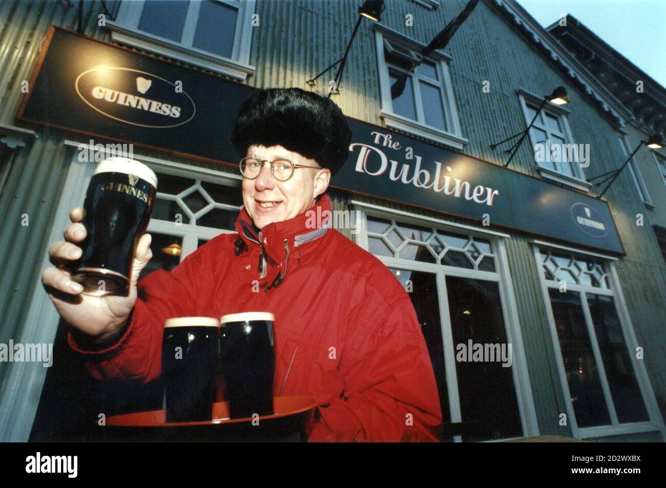 Besitzer Bjarni Omar bereitet sich darauf vor, durstigen Isländern noch mehr Pint Guinness zu servieren, da die Weihnachtsstimmung der Insel in diesem Jahr einen typisch irischen Geschmack annimmt, wobei die Einwohner von Reykjavik in nur zwei Wochen 10,000 Pint des berühmten schwarzen Stout genießen. Seit der Eröffnung ist die Stadt der erste Irish-Stil Pub "The Dubliner". SEHEN SIE SICH DIE PA-GESCHICHTE AN. Stockfoto
