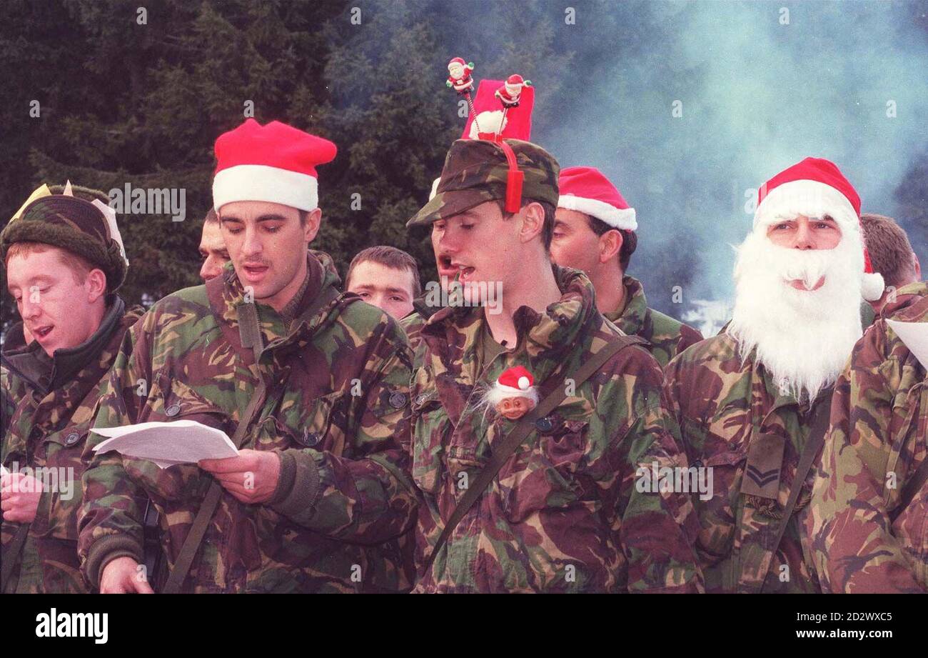 Die Gunner der 19/5 Battery, Royal Artillery, Teil des ACE Mobile Force Land (AMF(L)), feiern Weihnachten bei einem besonderen Carol-Gottesdienst auf dem Berg Igman, über Sarajevo, gestern (Sonntag). Die Batterie ist normalerweise in Larkhill stationär, befindet sich aber jetzt im Rahmen der Peace Implementation Force auf einer sechsmonatigen Tour durch Bosnien. Von Darren Cooper/ARMY Stockfoto