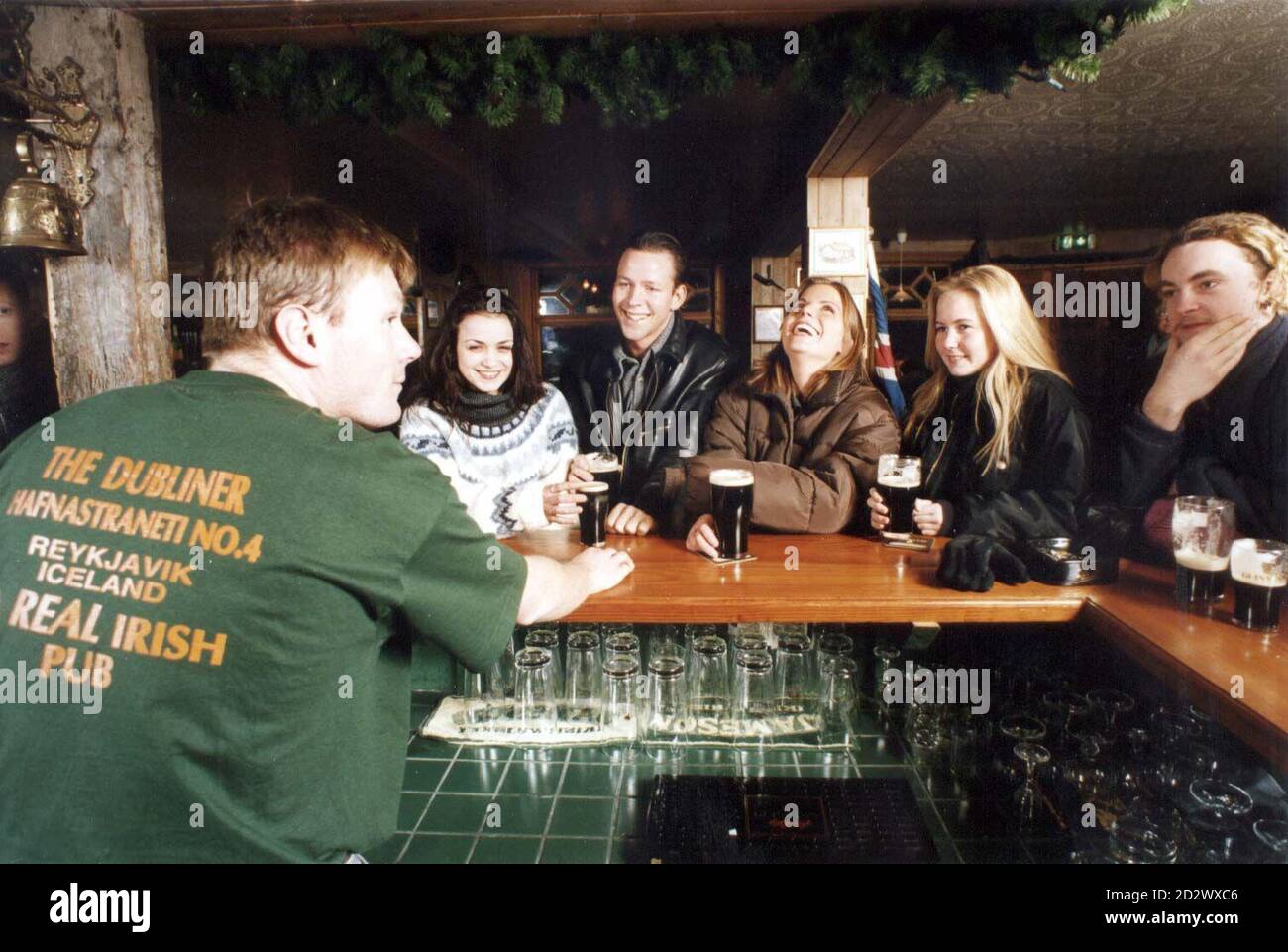 Die Isländer treffen sich an der Bar, um ihre Guinness-Pints zu genießen, während die Weihnachtsstimmung der Insel in diesem Jahr einen typisch irischen Geschmack annimmt. Die Einwohner von Reykjavik genießen in nur zwei Wochen 10,000 Pints des berühmten schwarzen Stout. Seit der Eröffnung ist die Stadt der erste Irish-Stil Pub "The Dubliner". SEHEN SIE SICH DIE PA-GESCHICHTE AN. Stockfoto