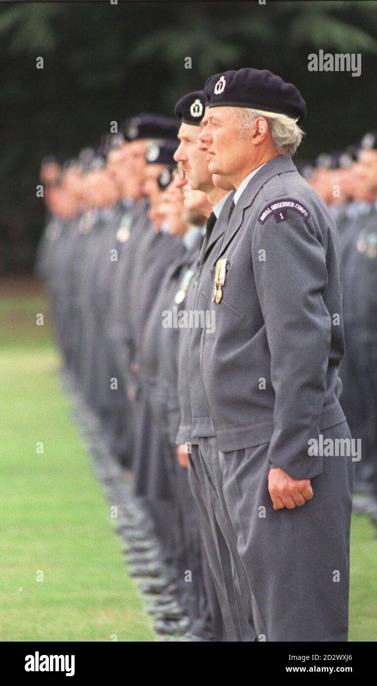 Männer des Royal Observer Corps bei der Parade in ihrem Hauptquartier im Bentley Priory, Stanmore, Middlesex, im Jahr 1991. Die wenig bekannte Gruppe freiwilliger Frontverteidiger verneigt sich am 31. Dezember wegen der weiterhin reduzierten Bedrohung für die Sicherheit Großbritanniens. Stockfoto