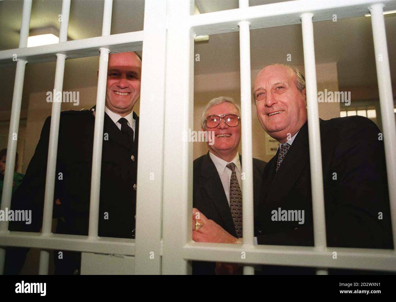 SOUTH SHIELDS GAZETTE, DARLINGTON NORTHERN ECHO UND SUNDERLAND ECHO OUT. (l/r) Northumbria Police Chief Constable John Stevens, Coun George Gill und Newcastle United Chairman Sir John Hall in der neuen computergesteuerten Sorgesuite im St James's Park, die heute (Dienstag) eröffnet wurde, rechtzeitig für das heutige Heimspiel gegen Arsenal. Siehe PA Story POLICE Stadium. Stockfoto