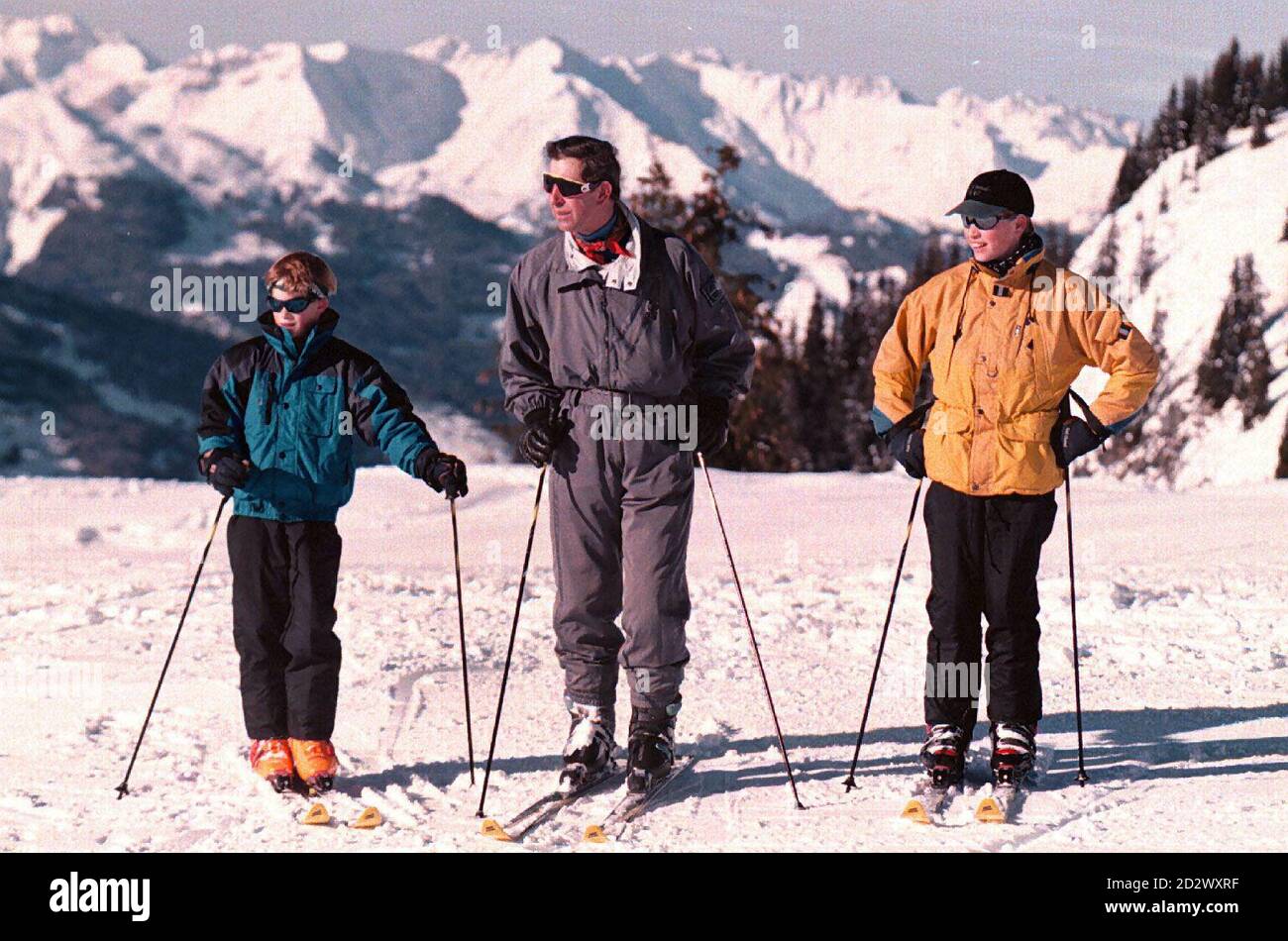 Der Prinz von Wales führt seine Kinder Harry (links) und William (rechts) am ersten ganzen Tag (Dienstag) ihres Skiurlaubs auf die Pisten oberhalb des Skigebiets Klosters in der Schweiz. Am 16.11.96 wurde berichtet, dass Prinz William sich geweigert hatte, mit seinem Vater, dem Prinzen von Wales, den jährlichen Skiurlaub zu machen. Der 14-jährige Prinz wird stattdessen in Großbritannien mit der Königin und Prinz Philip in Sandringham bleiben, so die Zeitung Sun. Stockfoto