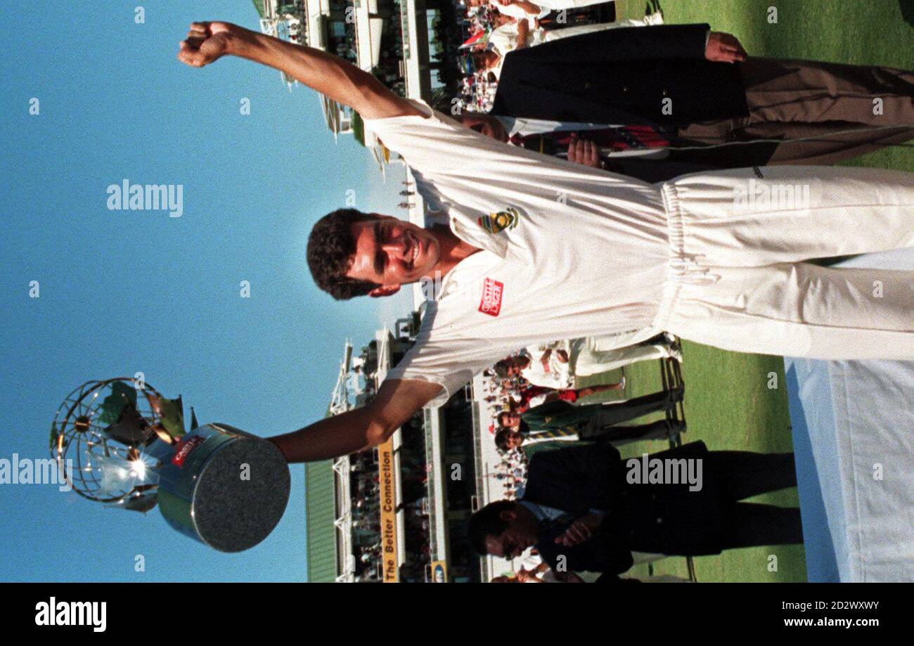 Der südafrikanische Kapitän Hansie Cronje hebt die Test Series Trophy an, nachdem er England im 5. Test in Newlands, Kapstadt, besiegt hat. Stockfoto