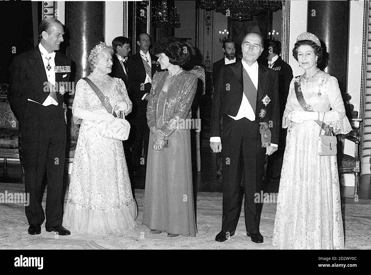 Von links nach rechts; der Herzog von Edinburgh, die Königin Mutter, Frau Danielle Mitterrand, Präsident Mitterrand und Königin Elizabeth II. Im Music Room des Buckingham Palace vor einem Staatsbankett zu Ehren des Präsidenten. Stockfoto