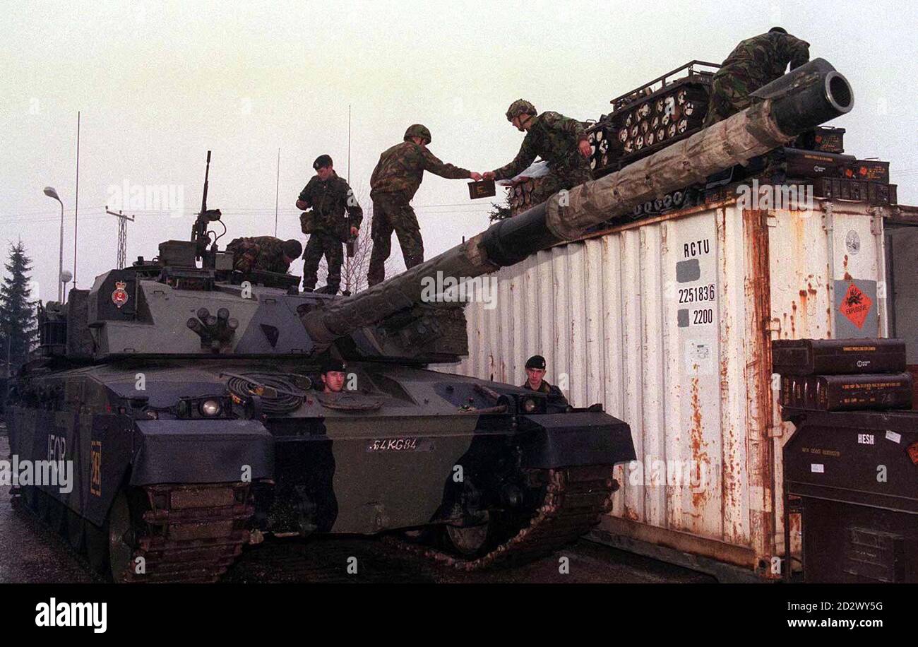 Die britischen Challenger-Kampfpanzer, die zuletzt im Golfkrieg 1991 eingesetzt wurden, rollten gestern (Mittwoch) zum ersten Mal nach Bosnien und brachten schwere Feuerkraft, um die NATO-Friedenstruppe zu verstärken. Ein Konvoi von Transportern mit 12 Challengers, die jeweils mit einer 120-mm-Kanone und einem Gewicht von mehr als 60 Tonnen bewaffnet waren, erreichte die britische Versorgungsbasis in Kupres, Zentralbosnien. Stockfoto