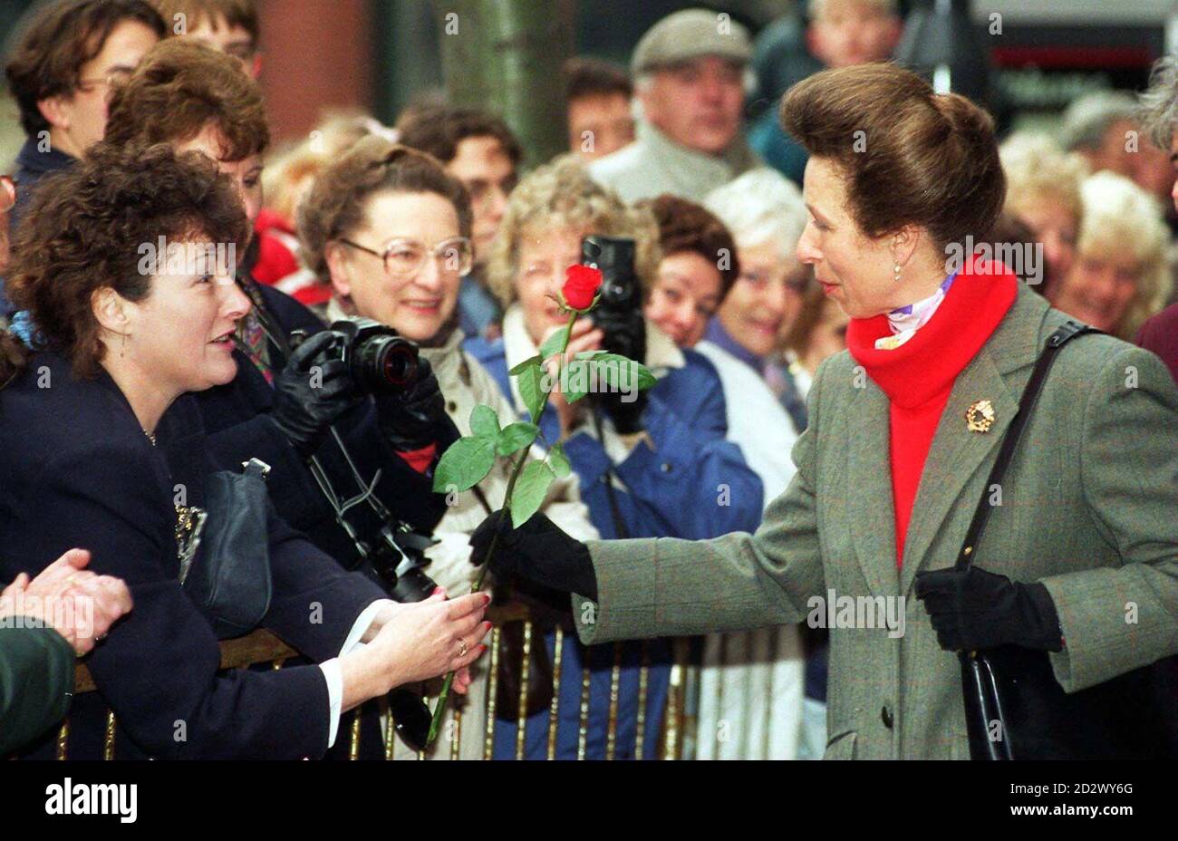 Die Prinzessin Royal akzeptiert eine rote Rose von Frau Hazel Wales von Bradford Road, Batley, als sie beim Direct Line House in Leeds zum Mittagessen während ihrer Tour durch die Stadt ankommt. Die Prinzessin bemerkte auf der Rose und sagte: "Ich Stelle mir vor, diese Rose kam nicht aus deinem Garten!" Stockfoto