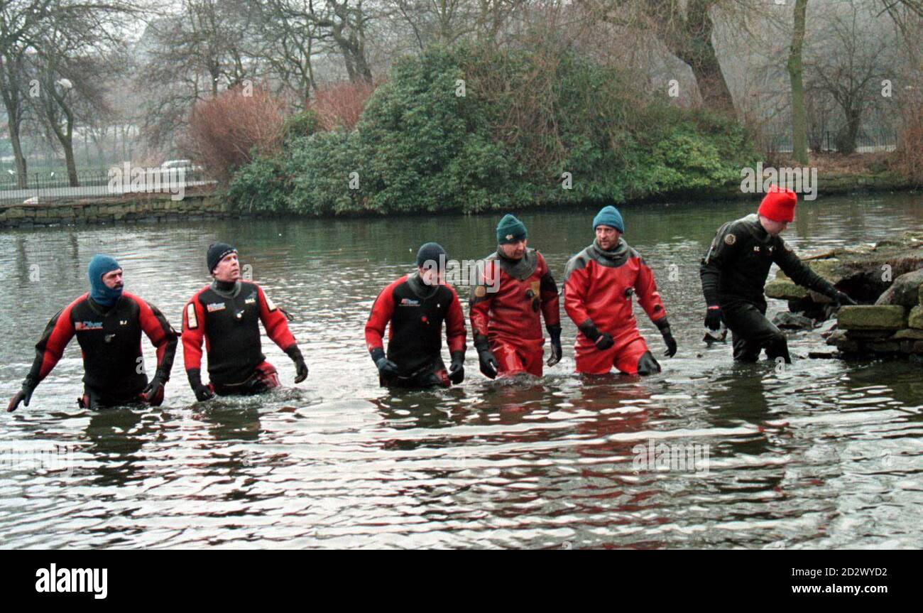 Unterwasser-Suchteams untersuchen einen Ententeich im Oldhams Alexandra Park auf der Suche nach der 5-jährigen Rosemary McCann, die ihr Zuhause entrissen wurde. Stockfoto