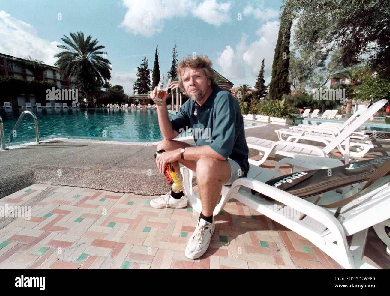 Richard Branson entspannt sich heute am Pool, bevor über den Starttermin des Virgin Challenger Ballons entschieden wird, der je nach Wetterlage fliegen wird. Stockfoto