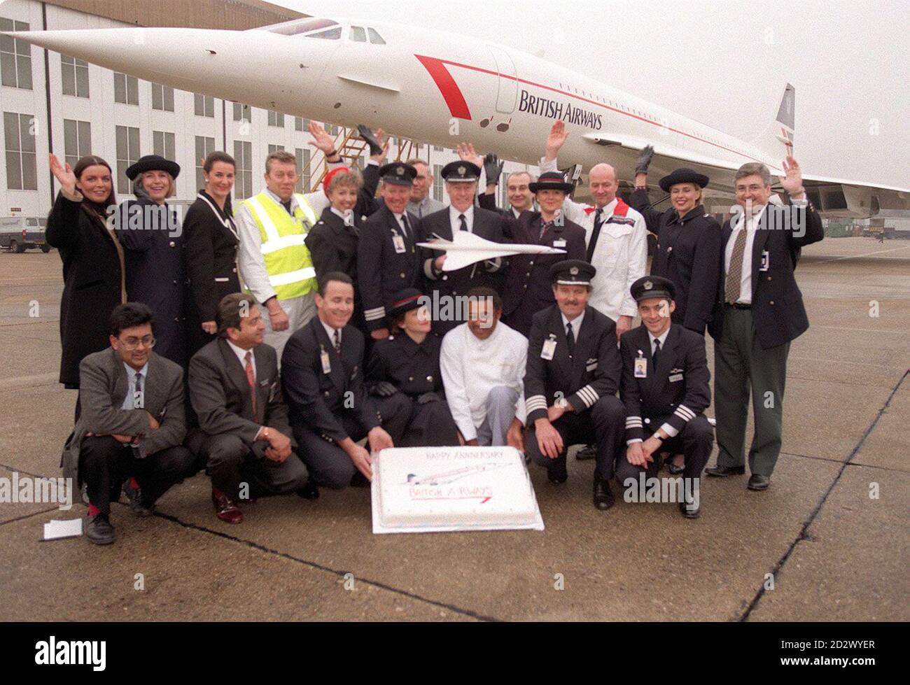 Zwanzig Concorde-Mitarbeiter vom Piloten zum Reiniger feiern heute (Freitag) den zwanzigsten Jahrestag des ersten kommerziellen Fluges der berühmten Flugzeuge in London Heathrow. Seit diesem ersten Flug nach Bahrain hat Concorde das Äquivalent von mehr als 200 Rückflügen zum Mond geflogen. Stockfoto