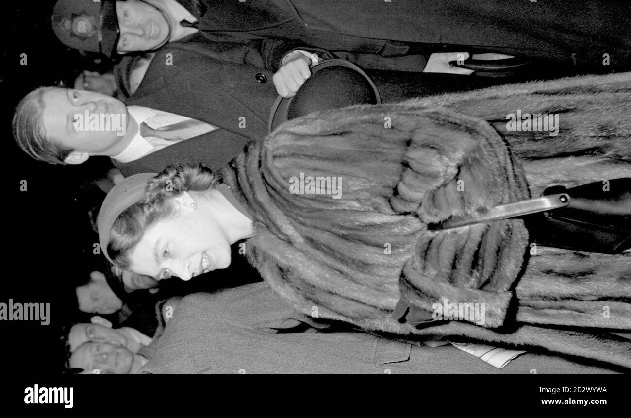 Bibliotheksdatei 33784-27 vom 13.2.53. Lord Althorpe, später der 8. Earl Spencer, begleitet die Königin bei einem Besuch in Erith, Kent. Ein Geistlicher der Church of Scotland behauptete heute (Donnerstag), dass der Earl ihm 1947 gestand, dass er eine Romanze mit der jungen Prinzessin Elizabeth hatte, bevor sie Königin wurde. Stockfoto