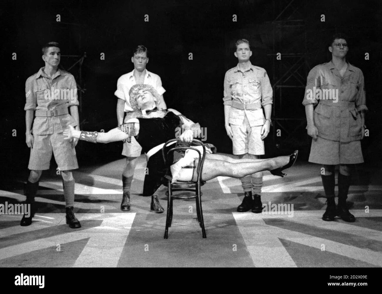 Tony Slattery als Marlene Dietrich im Bühnenstück 'Privates on Parade', das morgen (Montag) im Sheffield Lyceum beginnt. Das Stück, in dem der Ass-Imitator Captain Terri Dennis mit einer Armeekonzertfeier auf Malaya tourt, um die Trrops anzufeuern, wird bis zum 2. März durch das Land Touren. PA. SIEHE PA STORY SHOWBIZ SLATTERY. **nur in Schwarzweiß verfügbar** Stockfoto