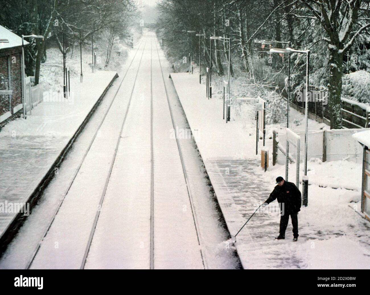 Die Bahnsteige sind geräumt, aber mit schwerem Schnee fallen immer noch, wenige Züge, wenn überhaupt, wo erwartet durch Eccleston Park Station in Merseyside. Stockfoto