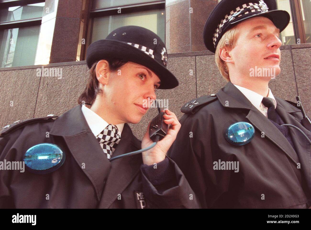 WPC Claire Douglass und PC Kevin Kingsbury tragen persönliche Blitzleuchten, eine neue Innovation, die Menschen auf Polizeiaktivitäten in einer Vielzahl von Situationen aufmerksam machen soll. Stockfoto