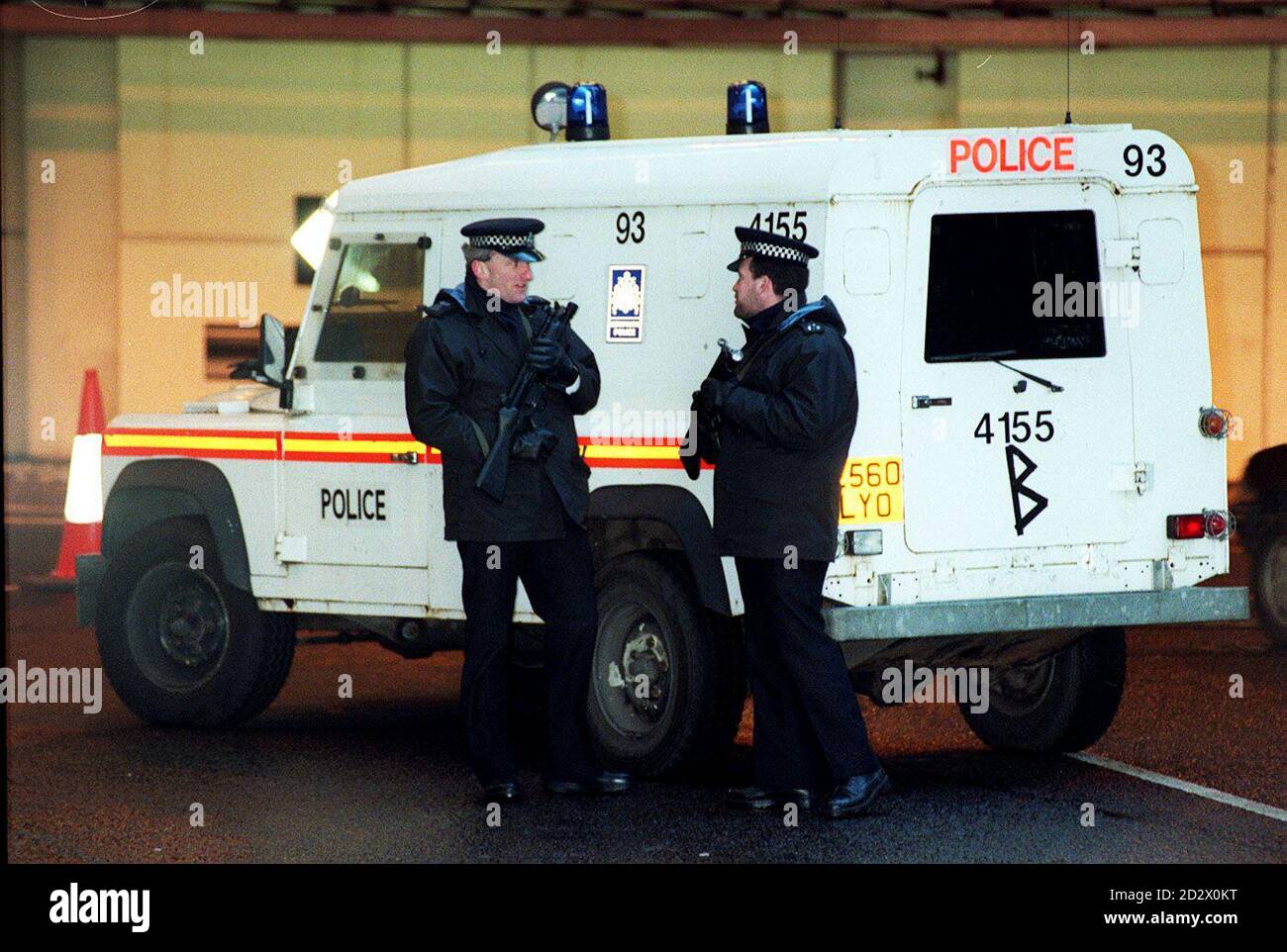 Bewaffnete Polizisten verstärken die Sicherheit am Kreisverkehr in Limehouse Link in den Docklands heute Morgen (Montag), dem ersten Arbeitstag für Tausende von Arbeitern in der Gegend nach der massiven IRA-LKW-Bombe am vergangenen Freitag, bei der zwei Männer getötet wurden, Hunderte verletzt und ein erschütterndes Ende der kurzlebigen Waffenruhe markiert. Stockfoto