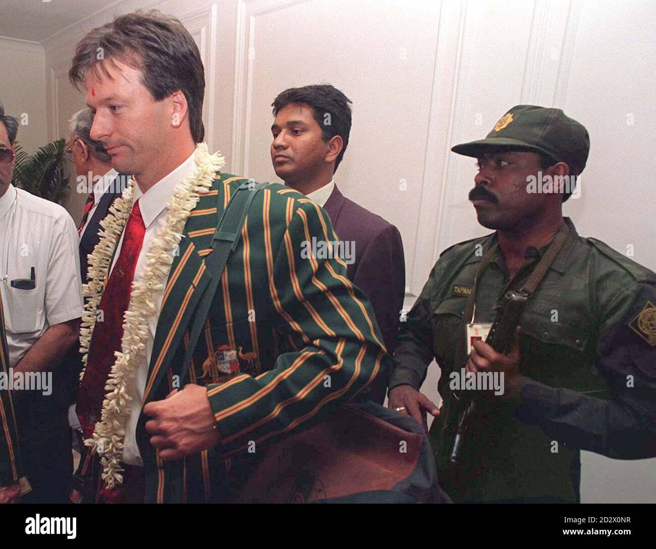 Girlanden und Kanonen als Steve Waugh und das australische Cricket Team in Kalkutta für die Cricket World Cup eskortiert von Wachen mit Maschinengewehren heute (Sa).Foto John Giles.PA. Stockfoto