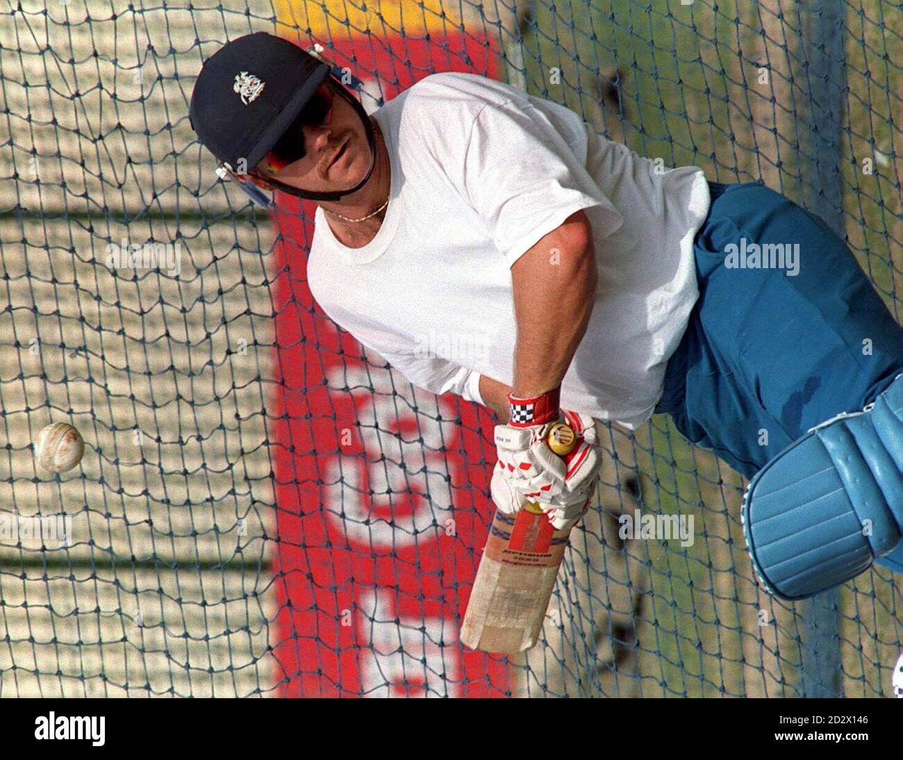 Robin Smith erklärte sich heute (Sa) wieder fit, als er sich dem England Cricket World Cup Squad in den Netzen in Peshawar, Pakistan, anschloss und hoffte, für das Spiel gegen die Vereinigten Arabischen Emirate morgen ausgewählt zu werden. Stockfoto