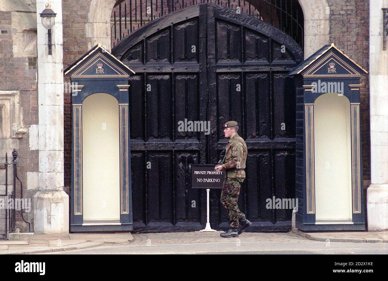 Ein bewaffneter Soldat in Kampfkleidung steht vor dem Buckingham Palace im Zentrum von London. Die Sicherheit um die königliche Familie herum ist nach der Entdeckung von Dokumenten, die Angaben über den Palast und das Schloss Windsor, in der Heimat des Londoner Busbombers Ed O'Brien, enthalten, sichtbar enger geworden. Stockfoto