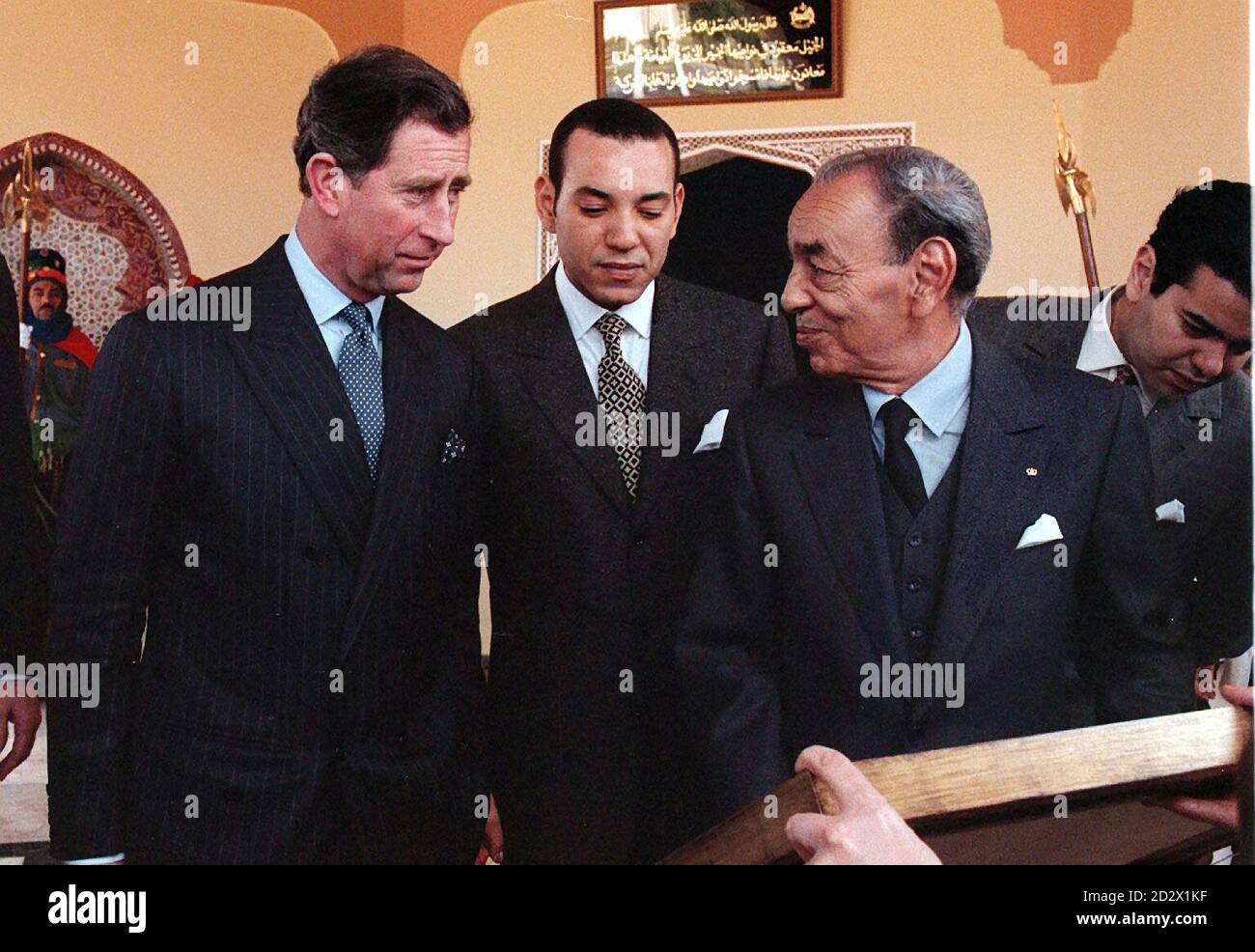 Der Prinz von Wales präsentiert ein von ihm selbst gemaltes Aquarell an König Hassan 2. Von Marokko, der von seinen Söhnen Kronprinz Sidi Mohammad (Mitte) und Prinz Moulay Rachid (rechts) beobachtet wird. Der Prinz ist in Marokko auf einem zweitägigen Besuch in Nordafrika. Stockfoto