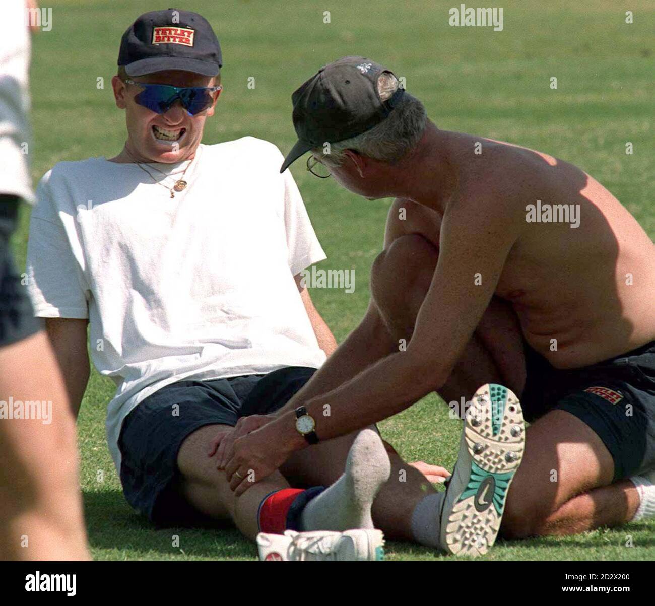 Agonie für England Bowler Dominic Cork als Team Doktor Philip Bell behandelt sein Knieproblem, die ihn gezwungen, aus einer Praxis im National Stadium, Karachi zurückziehen. Stockfoto