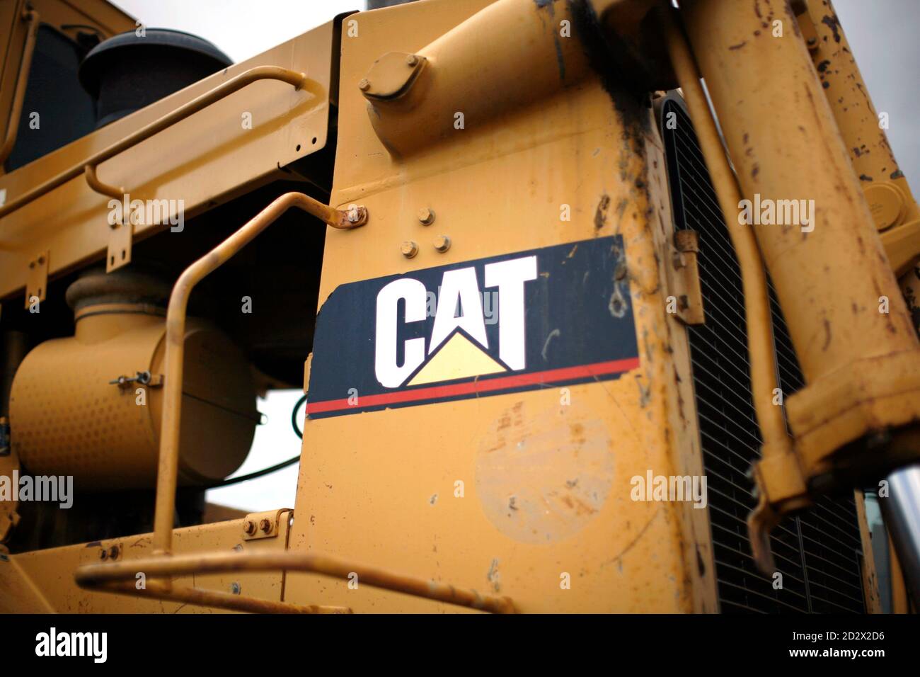 Das Logo auf einem Stück von Caterpillar Baumaschinen ist ein Lagerplatz in Denver in dieser 22. Juli 2008 Datei Foto abgebildet. Bau und Bergbau Ausrüstungsfirma Caterpillar Inc. sagte am 26. Januar 2009, dass Quartalsergebnis mehr als 32 Prozent fielen und warnte vor ein hartes Jahr voraus als der Abschwung, der in den Vereinigten Staaten begann Metastasen in einer ausgewachsenen globalen Rezession, die seine Erdbewegungsmaschinen Verkaufsschlager. Caterpillar angekündigt, dass es etwa 17.000 Arbeiter Schnitten und buy-out 2.500 andere, um Kostensenkung gegenüber was vorhergesagt ist wäre das schwächste Jahr für Stockfoto