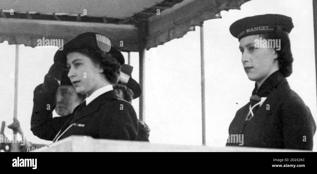 Prinzessin Elizabeth (später Queen Elizabeth II), in ihrer Uniform von Sea Ranger, und Prinzessin Margaret (rechts), bei einem Trommelkopfdienst und marschieren vorbei von Girl Guides im Londoner Hyde Park. Stockfoto