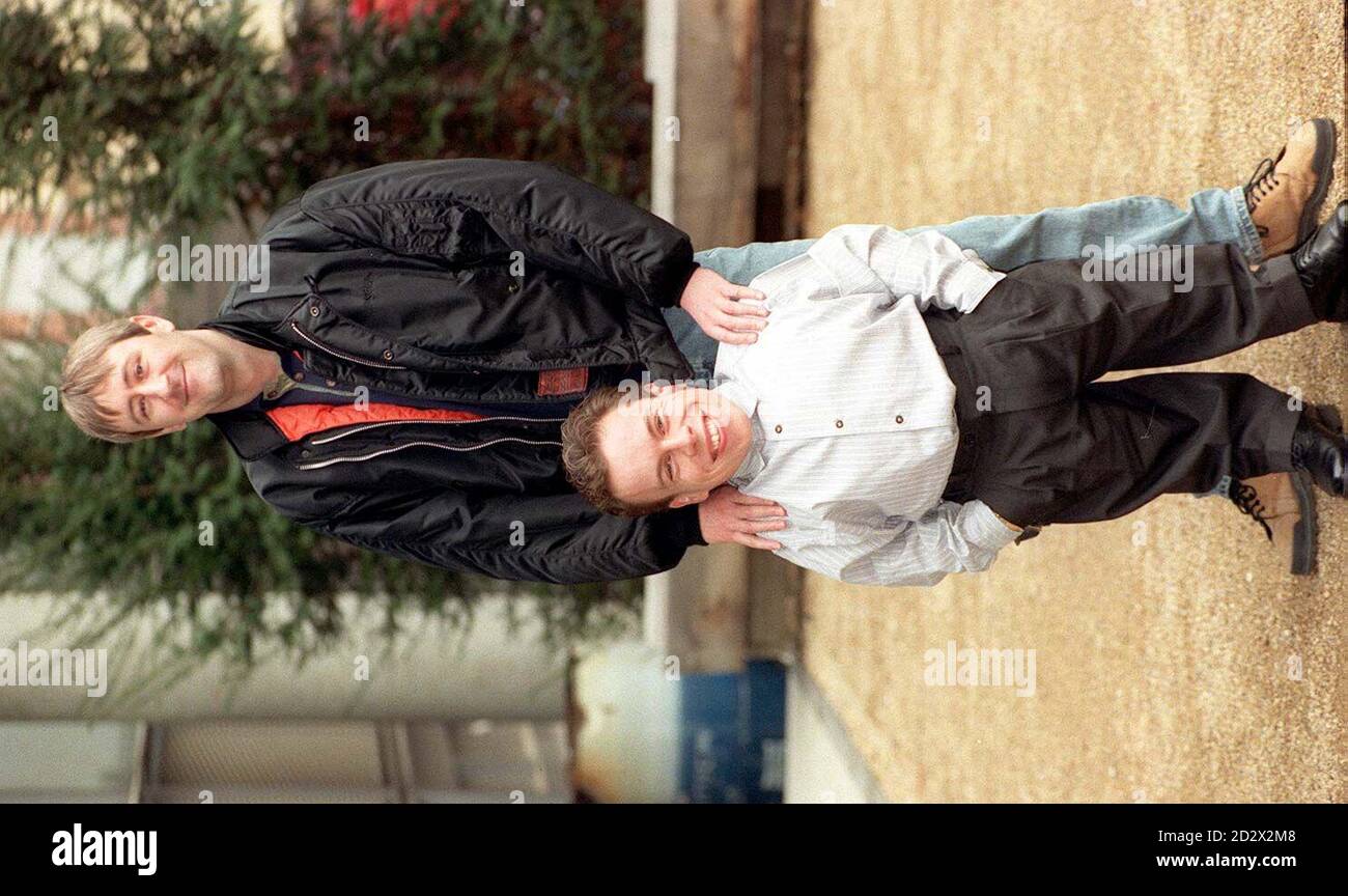 Nicholas Lyndhurst, der Clusteril spielt, und Warwick Davis, Front, der Grildrig spielt, bei der britischen Premiere von Channel 4 Gullivers Travels, wird die 13 Millionen-Fernsehadaption von Jonathan Swifts klassischer politischer, sozialer und kultureller Satire, die als "Fernsehveranstaltung des Jahrzehnts" bezeichnet wird, über das Osterwochenende gezeigt. Stockfoto