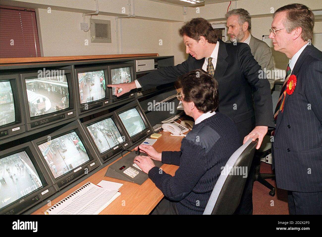 Der Gewerkschaftsführer Tony Blair (Mitte - zeigt) mit dem Kandidaten Brian Jenkins (rechts) besucht das Tamworth CCTV-Kontrollzentrum, während er sich für die forthcomingh S.E. einsetzt Stäbe nach Wahl. Stockfoto