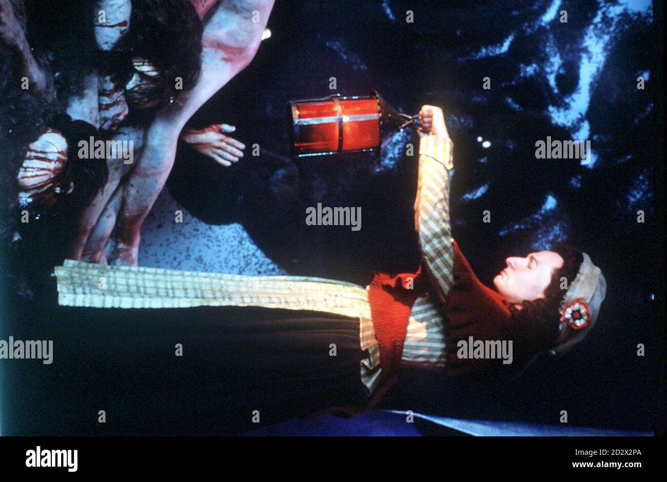 Ein Wachsbild von Madame Tussaud, das die Köpfe der Guillotine-Opfer auswählt, um Totenmasken zu machen, wie es in der neuen Kammer des Grauens bei Madame Tussaud's in London zu sehen ist. Die Kammer wurde kürzlich einer 1-Millionen-Renovierung unterzogen, um sie auf den neuesten Stand zu bringen. PA. SEHEN SIE SICH DIE PA-GESCHICHTE IN TUSSAUDS AN. Stockfoto