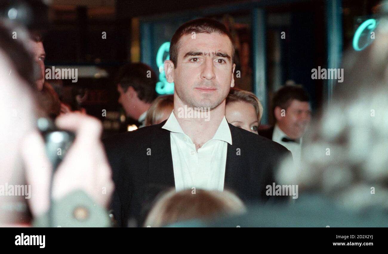 Stellen Sie sich in die Menge, als man Utd-Star Eric Cantona zur UK-Premiere von Broken Arrow mit John Travolta und Christian Slater in Bury eintrifft. Stockfoto