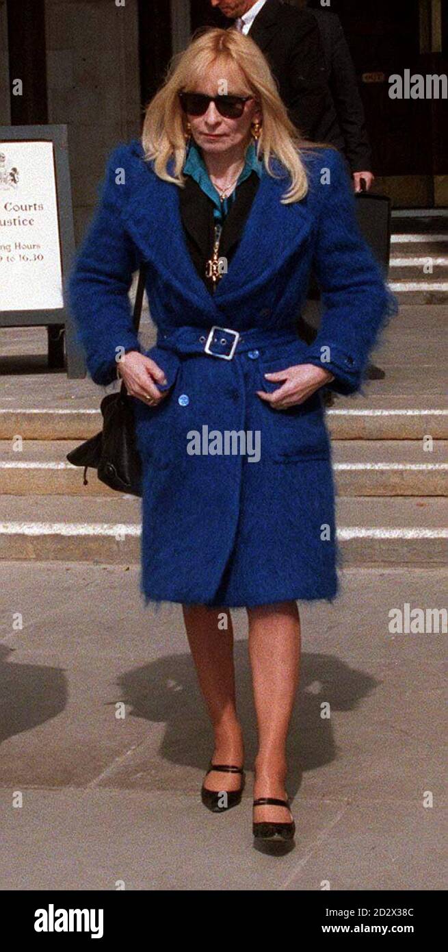 Monika Dannemann, eine Geliebte der Rocklegende Jimi Hendrix aus den Sechzigern, verlässt heute Nachmittag (Mittwoch) den High Court, London, nachdem sie einen Verachtung-Prozess gegen sie durch ihre ehemalige Rivalin Kathy Etchingham verloren hat. Stockfoto