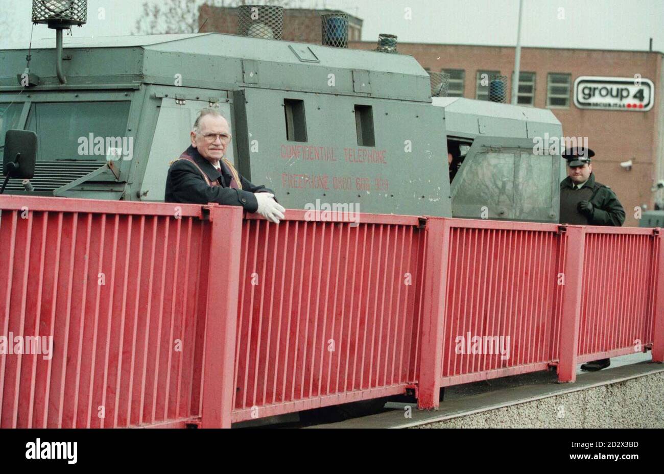Die ehemalige Präsidentin Sandy Geddis der Azubi Boys auf der Ormeau Bridge, die von RUC Land Rovers blockiert wurde und den Ballynafeigh Walker Club daran hinderte, die traditionelle Route entlang der Lower Ormeau Road in Belfast zu befahren. Stockfoto