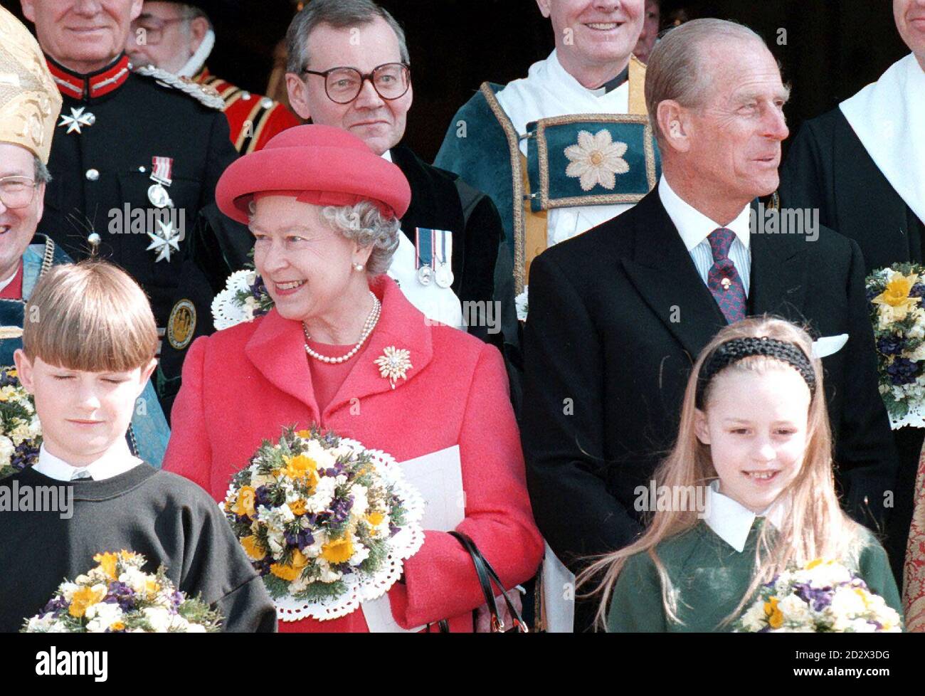 Die Königin genießt das Gruppenfoto nach dem Gründungstag in der Kathedrale von Norwich heute Nachmittag (Donnerstag). Die Königin und der Herzog von Edinburgh waren vor den Osterferien in der Stadt. Stockfoto