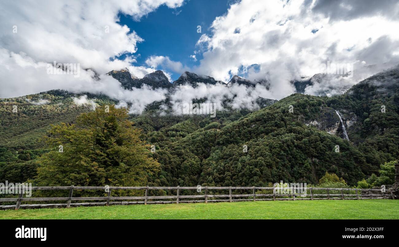 Blick auf die Berge an der schweizerisch-italienischen Grenze vom Schloss Mesocco. Es ist eines der größten Schlösser im Schweizer Kanton Graubünden. Stockfoto