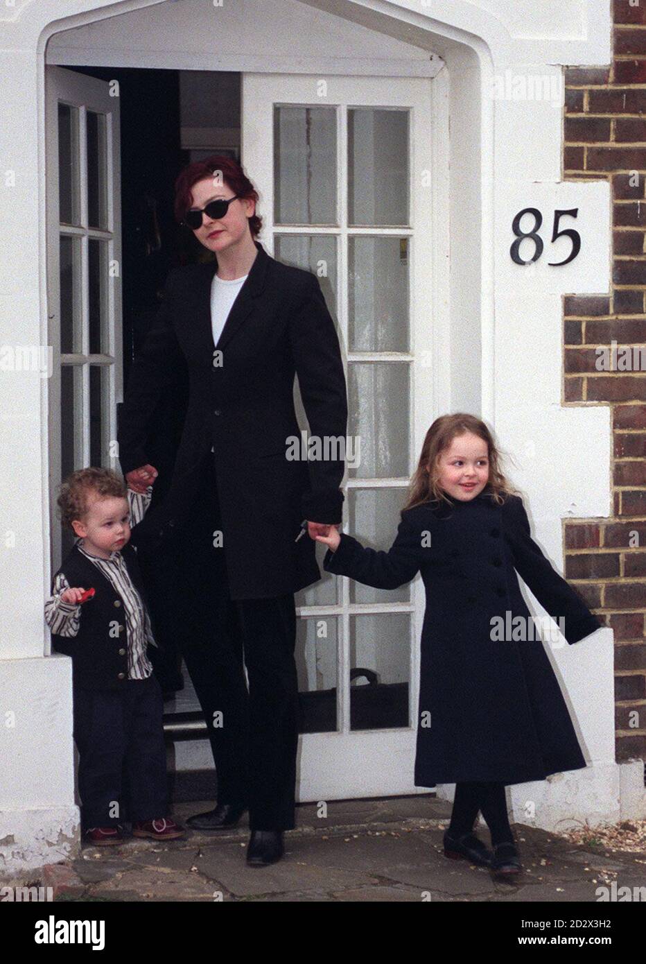 Marina Mowatt, Tochter von Prinzessin Alexandra und Sir Angus Ogilvy, verlässt heute (Donnerstag) mit den Kindern Christian und Zenouska (rechts) ihr Zuhause, nachdem sie sich vom freiberuflichen Fotografen Paul Mowatt, ihrem sechsjährigen Ehemann, getrennt hat. Stockfoto