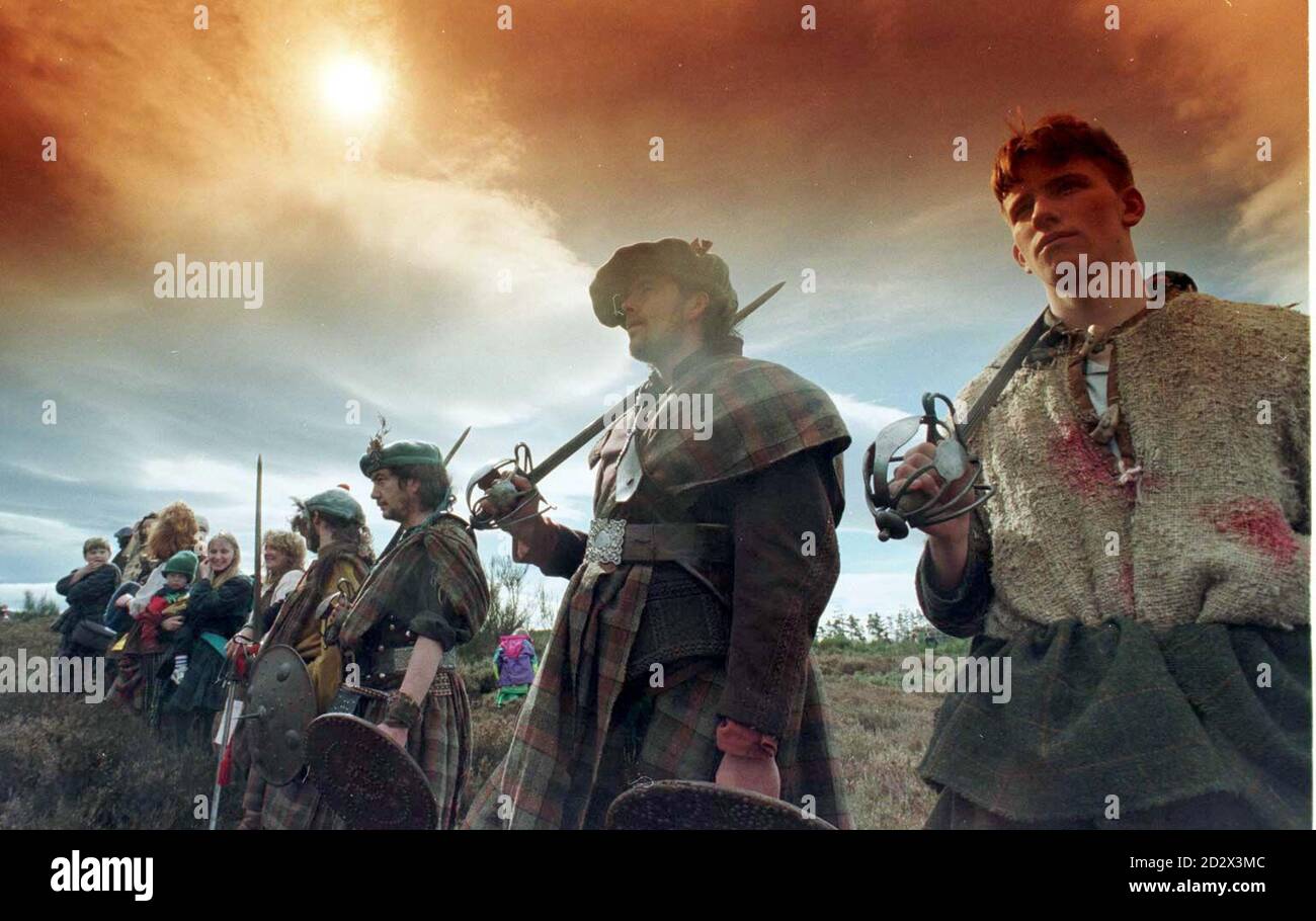 Heute (Dienstag) stellen die Stammesanmönchen den letzten Stand ihrer Vorfahren zum 250. Jahrestag der Schlacht von Culloden in den schottischen Highlands wieder auf. Die Schlacht, die letzte auf dem britischen Festland, forderte das Leben von 2,000 Highlanders, die an Regierungstruppen fielen. Stockfoto