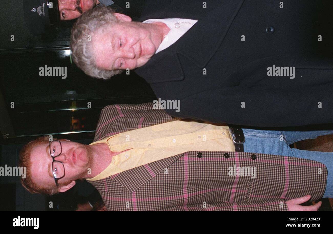 Radio 1 dj Chris Evans begleitet seine Mutter zur Charity-Premiere von Richard III im Curzon West End. Die Premiere fand zugunsten des AIDS Crisis Trust und der National Life Story Collection statt. Stockfoto