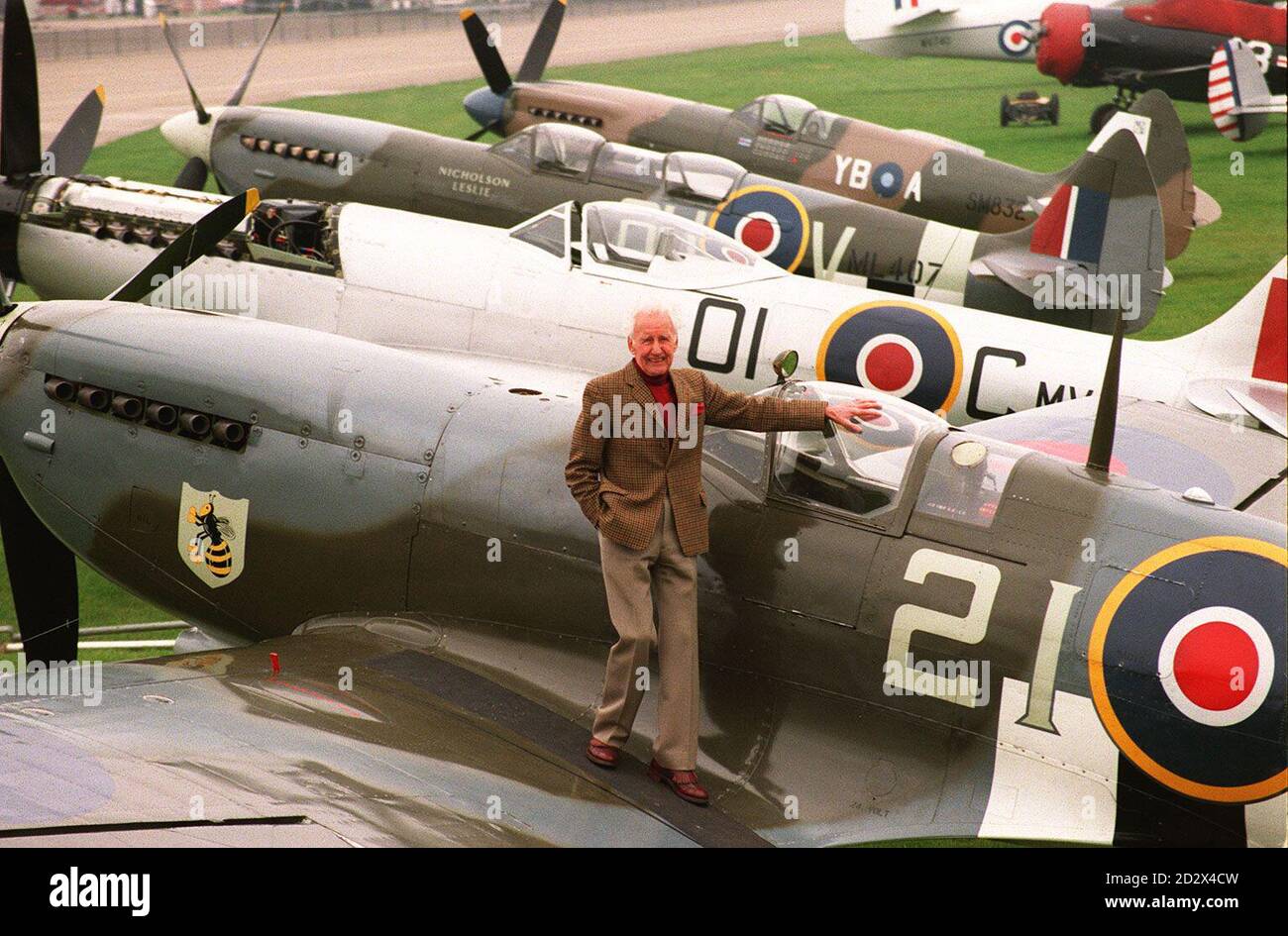 Der ehemalige Spitfire-Testpilot Alex Henshaw steht unter vier Spitfire während einer Pressevorschau für die Spitfire Diamond Jubilee Air Show, die am Montag an den Bankfeiertagen im Duxford Airfield, Cambridge, stattfinden wird. Fünfundzwanzig der berühmten Kämpfer werden am Tag in Duxford sein und die Air Show zur größten Sammlung von Spitfires seit dem Zweiten Weltkrieg machen. Stockfoto