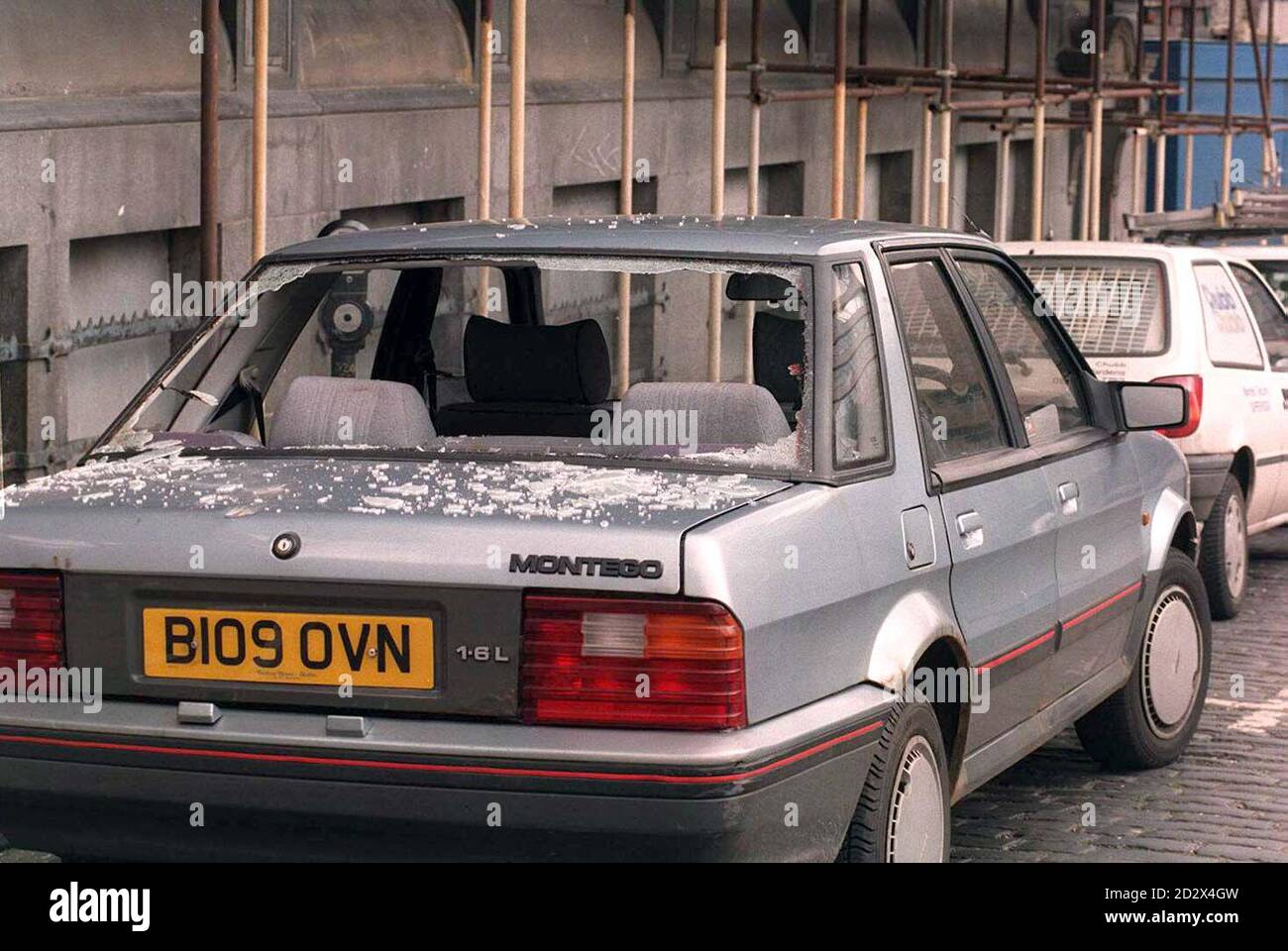 **NORTHERN ECHO, DARLINGTON, SHIELDS GAZETTE UND SUNDERLAND ECHO OUT**. Ein zerschmetternes Autofenster im Stadtzentrum von Newcastle, wo Fußballfans gestern Abend (Sonntag) auf dem ramage waren, nachdem Newcastle United es versäumt hatte, Premiership-Meister zu werden. PA. SIEHE PA STORY SPORT Manchester Substitute. Stockfoto