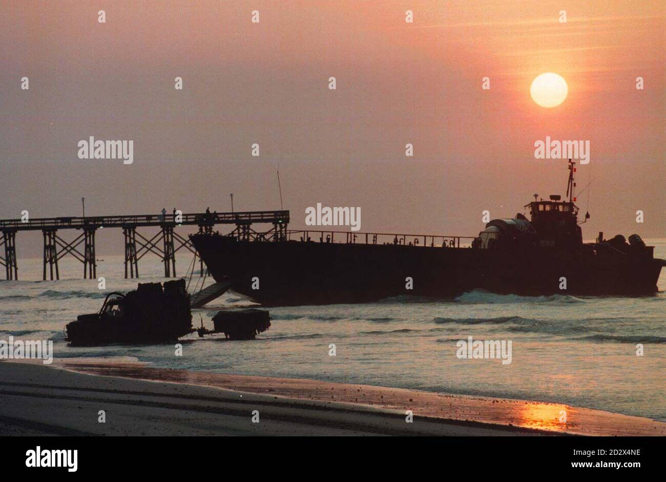 Ein Landrover landet am Onslow Beach als Teil eines Angriffs der Vereinten Kräfte heute Morgen in Jacksonville, North Carolina. Stockfoto