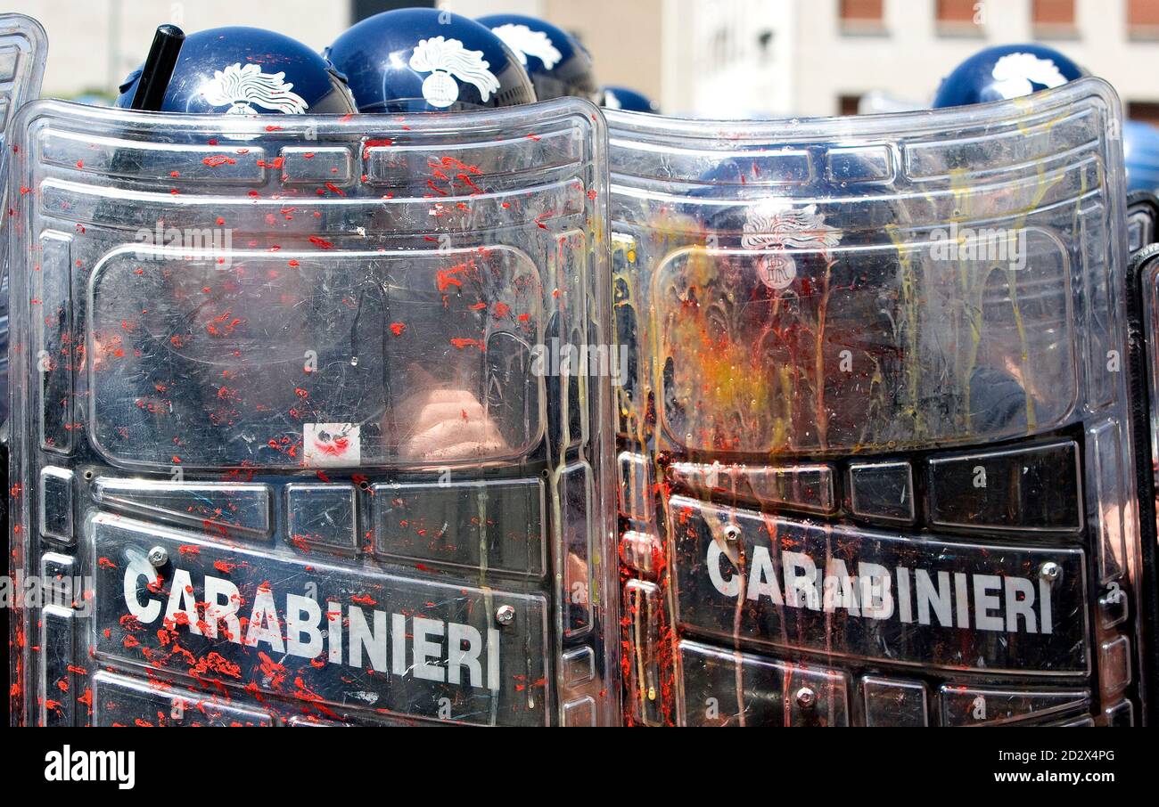 Italienische Carabinieri paramilitärische Polizisten sind von roter Farbe bei Schlägereien mit Demonstranten während einer Protestaktion gegen den Besuch von Libyens Staatschef Muammar Gaddafi an der Universität La Sapienza in Rom 11. Juni 2009 getroffen.           REUTERS/Alessandro Bianchi (Italien Politik Konflikt Bilder des Tages) Stockfoto