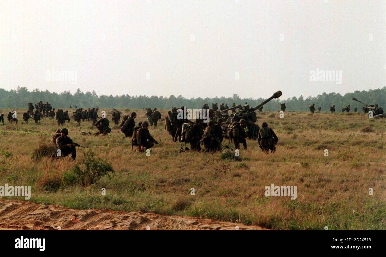 MARINES UND KOMMANDOSCHÜTZER VON 3 KOMMANDOBRIGADE ROYAL MARINES NACH DER LANDUNG IN IHRER DROP-ZONE WÄHREND DER GRÖSSTEN HELIBORNE ANGRIFF IN JÜNGSTER ZEIT VON ROYAL MARINES WÄHREND DER ÜBUNG LILA STERN DURCHGEFÜHRT, FORT BRAGG NORTH CAROLINA. Stockfoto