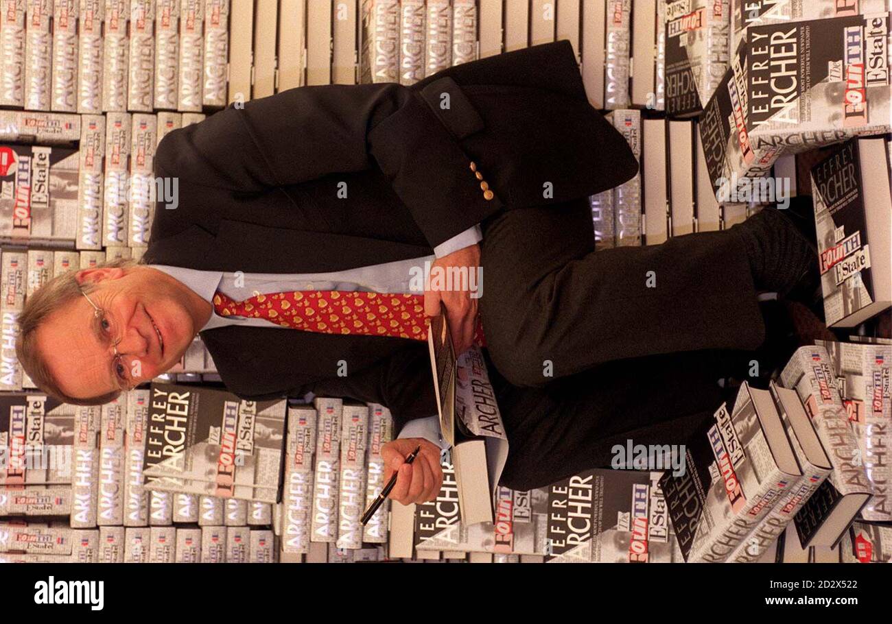 Lord Archer sitzt umgeben von seinem neuen Buch "The Fourth Estate" bei einer Unterzeichnung Sitzung gestern (Samstag) in W H Smith's Sloane Square Zweig. Stockfoto