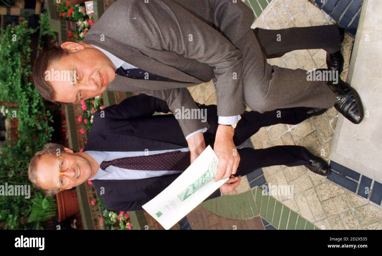 Ewan Cameron, Präsident der Country Landowners Association, und sein Stellvertreter Ian MacNicol bereiten sich darauf vor, heute (Dienstag) in London das neue Policy-Dokument des GAV "Access 2000" zu veröffentlichen. In ihr haben Grundbesitzer und Landwirte zugesagt, den Zugang der Öffentlichkeit zu Land zu verbessern, damit mehr Menschen die Landschaft genießen können. Stockfoto