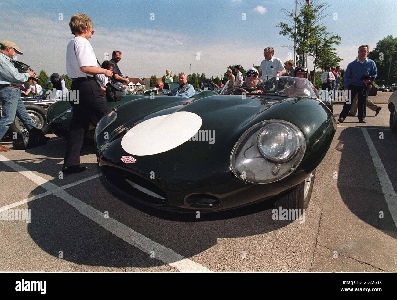 David E Davies Junior aus Michigan am Steuer eines der 20 D-Typ Jaguare traf sich im Werk Browns Lane in Coventry zur heutigen Fahrt auf die historische Rennstrecke von Le Mans in Belgien. Stockfoto