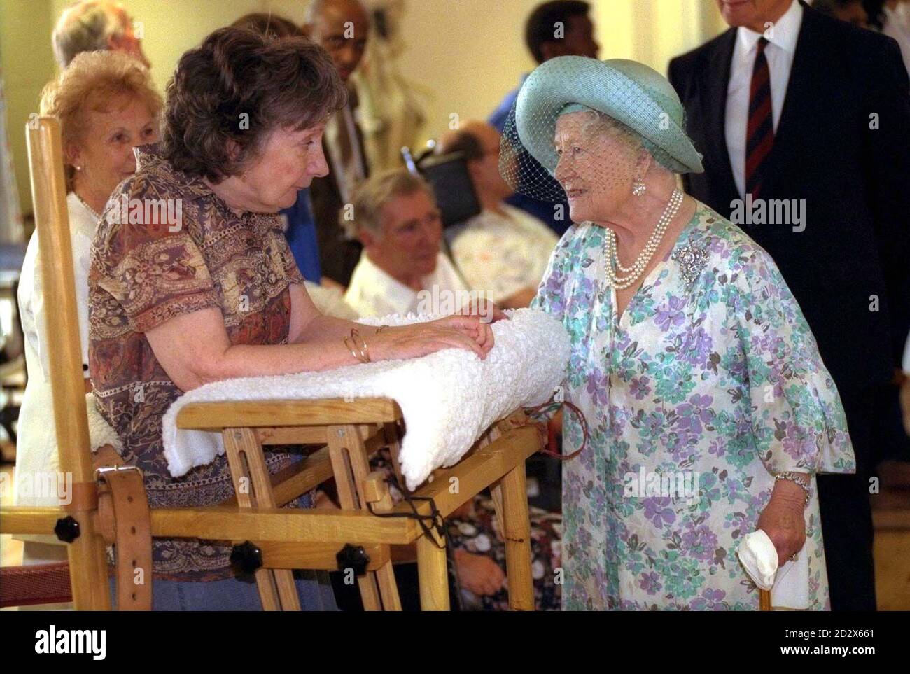 Ihre Majestät, die Königin Mutter, unterhielt sich mit einer namenlosen Patientin, als sie den neuen Flügel des britischen Heims und Krankenhauses für Unheilbare besuchte, das sie heute (Donnerstag) in South London eröffnete, 68 Jahre nachdem sie das Krankenhaus zum ersten Mal als junge königliche Mutter im Juni 1928 besuchte. NPA SOLO ROTA VON DAILY TELEGRAPH Stockfoto