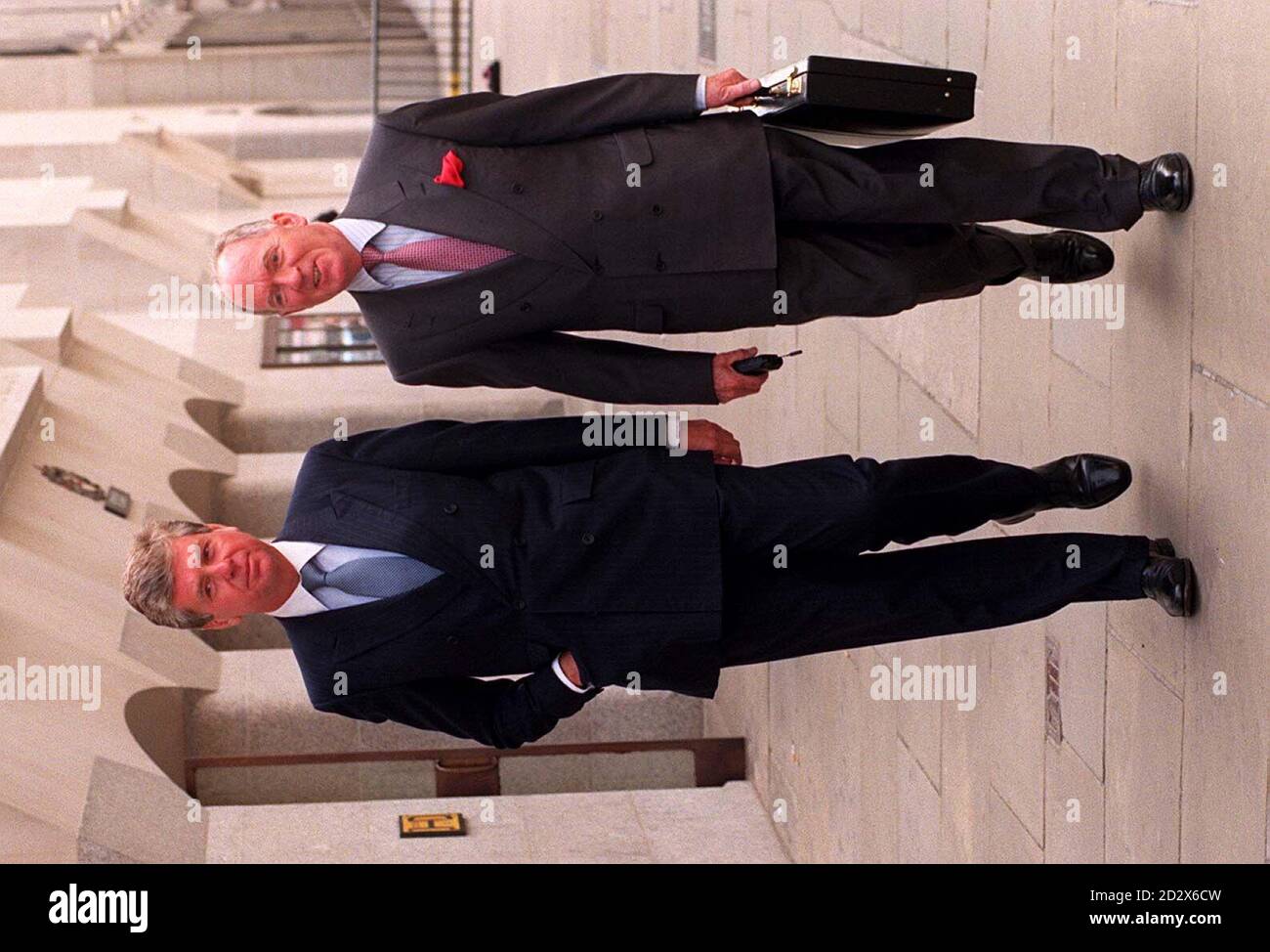 Harrods Pressereferent Michael Cole links Und Der Sicherheitsleiter Harrods Pressereferent Michael Cole links Und Der Sicherheitsleiter