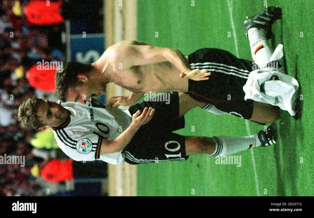 Der deutsche Torschütze Oliver Bierhoff feiert mit Thomas Hassler (10) nach dem Sieg 2-1 über Tschechien im heutigen (so) Euro 96-Finale in Wembley. Foto von Sean Dempsey/PA Stockfoto