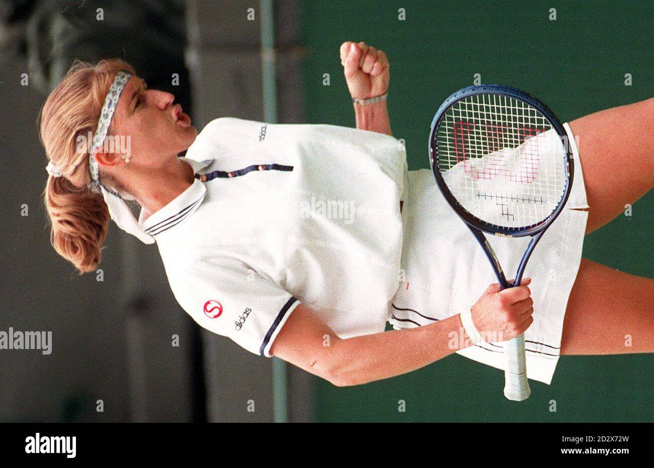 Titelverteidigerin Steffi Graf brüllt sich an, nachdem sie Jana Novonta in ihrem Viertelfinale auf dem Center Court heute Nachmittag (Dienstag) den Dienst gebrochen hat. Miss Graf gewann das Spiel in geraden Sätzen. Foto von Adam Butler/PA. Stockfoto