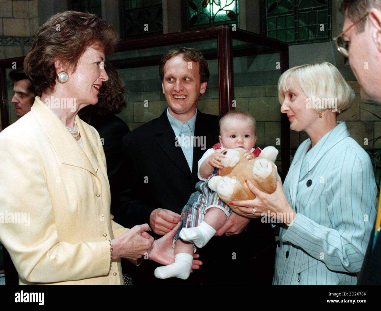 Die irische Präsidentin Mary Robinson trifft die Manchester IRA Bombenopfer Lyn und Perry Hughes zusammen mit ihrem Baby Sam, das während ihres Besuches im durch Bomben beschädigten Stadtzentrum von der kürzlichen Explosion der IRA weggeschmettern wurde. Präsident Robinson würdigte den Mut und die Widerstandsfähigkeit von Manchester angesichts der terroristischen Bedrohung. Von Dave Kendall/siehe PA Story POLITIK Robinson. Stockfoto